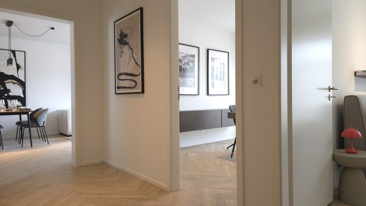 Musterwohnung: Diele mit Blick in Wohnbereich und Schlafzimmer