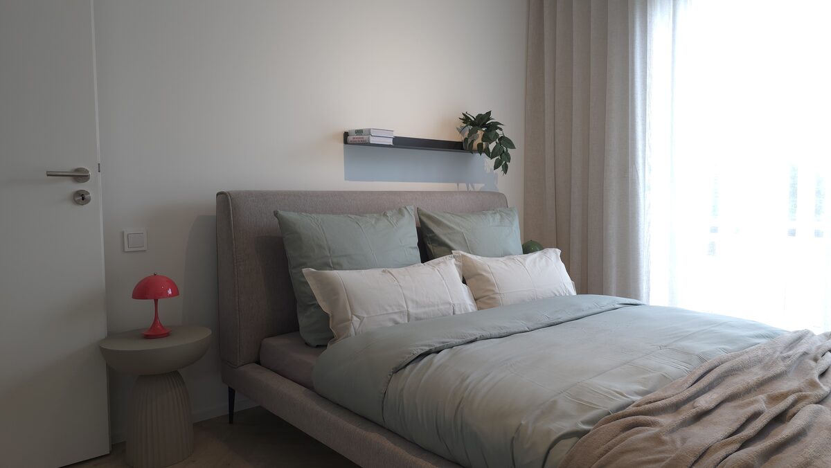 Musterwohnung: Schlafzimmer mit bodentiefem Fenster