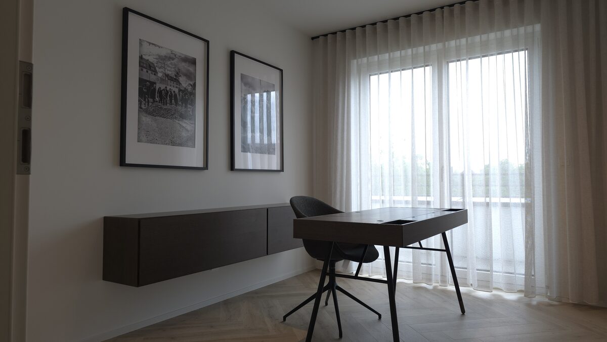 Musterwohnung: zweites Zimmer als Arbeitszimmer eingerichtet